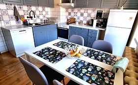 Spacious 3 Bedroom Apartment, Close To Metro Station